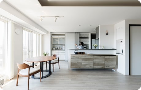 新築そっくりさんの快適リフォーム 住まいを一から再設計し光と開放感あふれる空間に