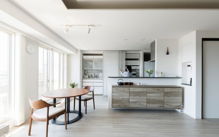 住まいを一から再設計し光と開放感あふれる空間に メイン画像