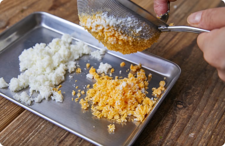 作り方④全体をあえ、ゆで卵を刻む イメージ画像②