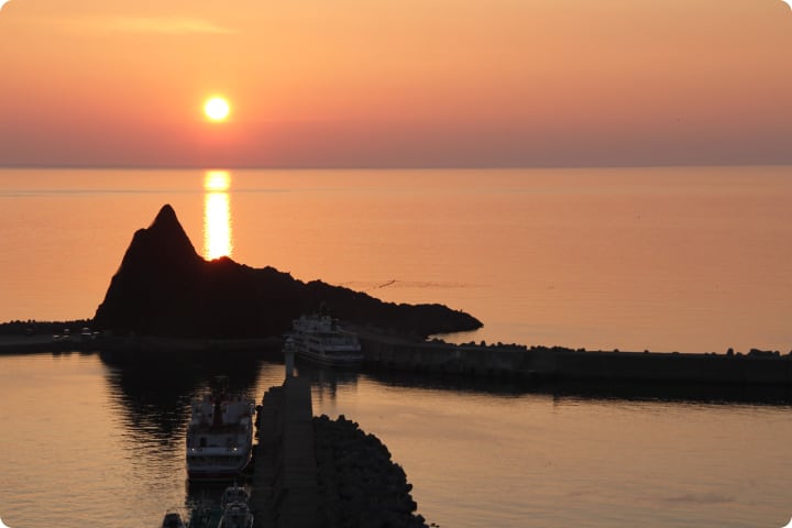 夕陽台で夕日を見る イメージ画像