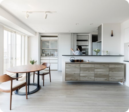 新築そっくりさんの快適リフォーム 住まいを一から再設計し光と開放感あふれる空間に