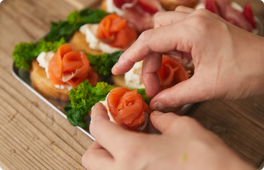 作り方②サーモンをのせ飾りつけ イメージ画像②