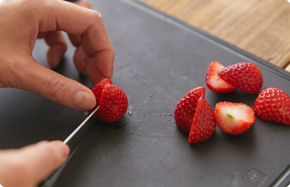 作り方④生ハムとイチゴをのせる イメージ画像①