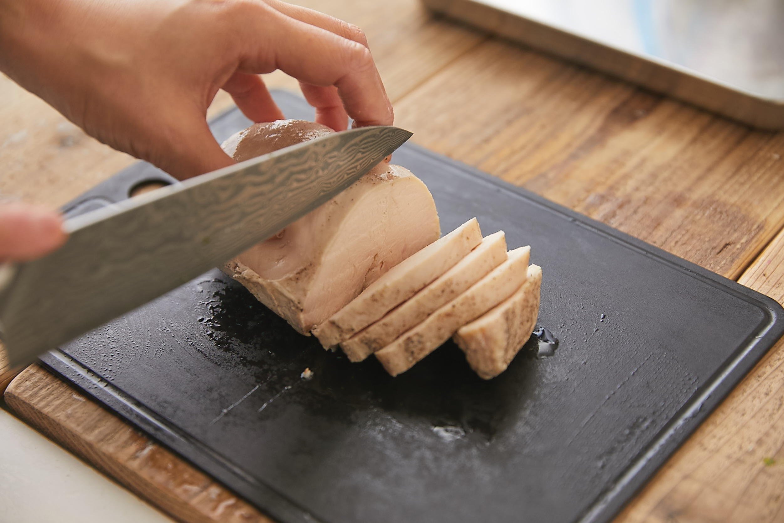 作り方④鶏肉を薄切りしジュレをのせる イメージ画像①