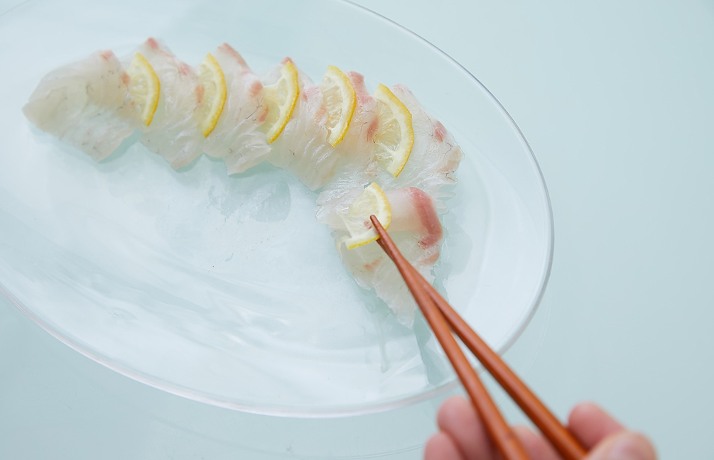 作り方③皿に白身魚とレモンを並べて盛り付ける イメージ画像①