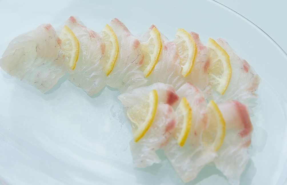 作り方③皿に白身魚とレモンを並べて盛り付ける イメージ画像②