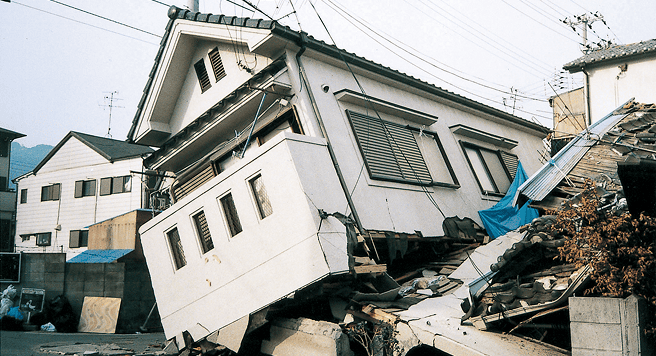 阪神・淡路大震災で倒壊した家屋